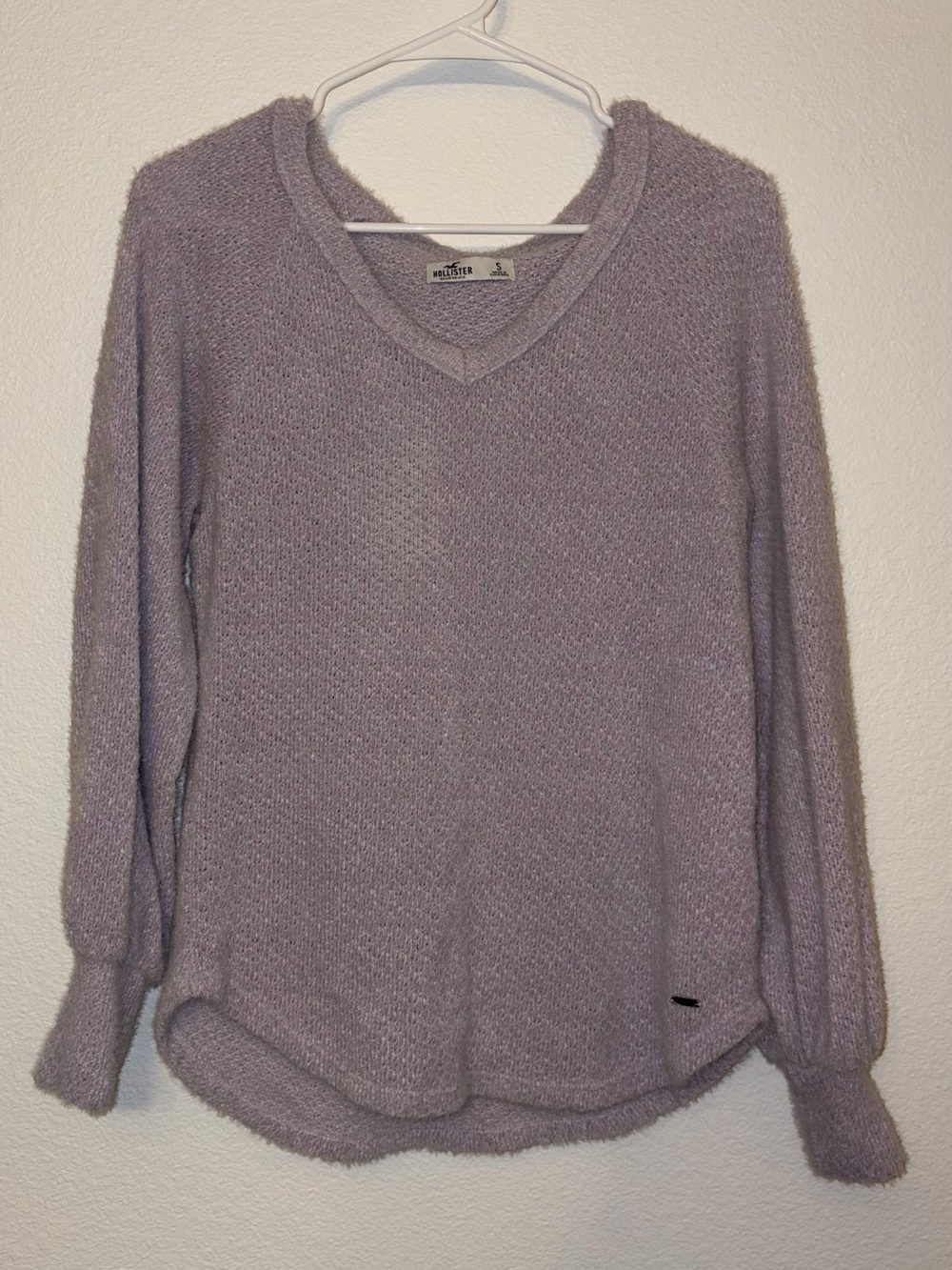 Hollister Lilac Purple Fuzzy V Neck Sweater Small Long Sleeve Balloon Cuffs